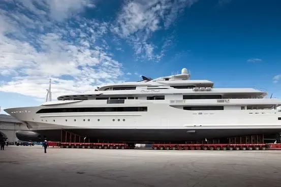 Do China’s Super Rich Prefer Dry Land to Megayachts?