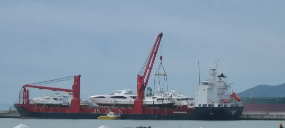 65' Pacific Mariner On Her Way to Lauderdale