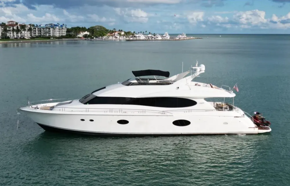 82 Lazzara Motoryacht Walkthrough [Boat Review + Video]