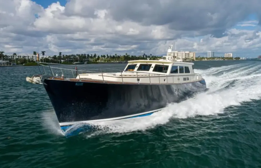 85 Vicem Motoryacht Walkthrough [Boat Review + Video]