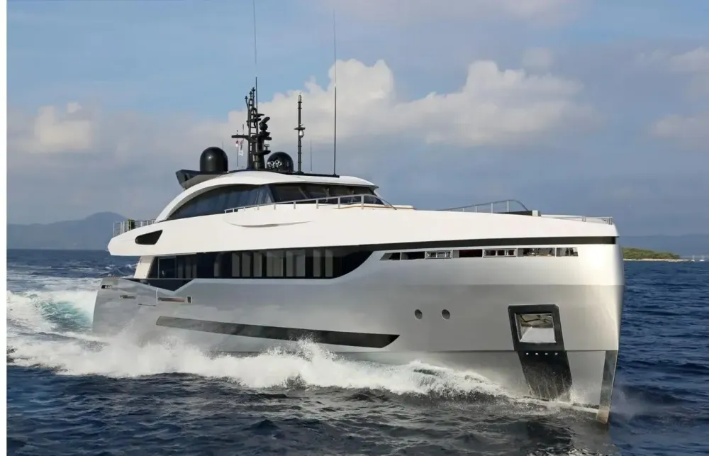 131 Columbus Motoryacht Walkthrough [Boat Review + Video]