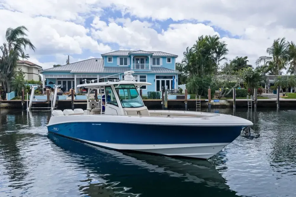 35' Boston Whaler 2018 – United States