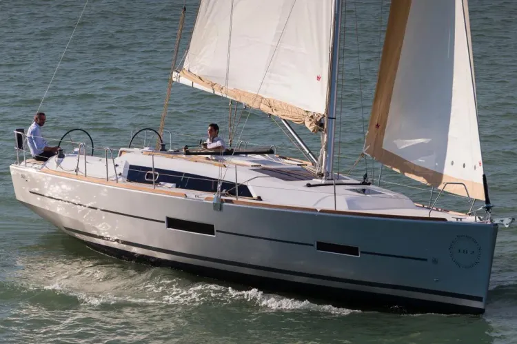 Dufour 382 GL Wins Best Midsize Cruiser Award