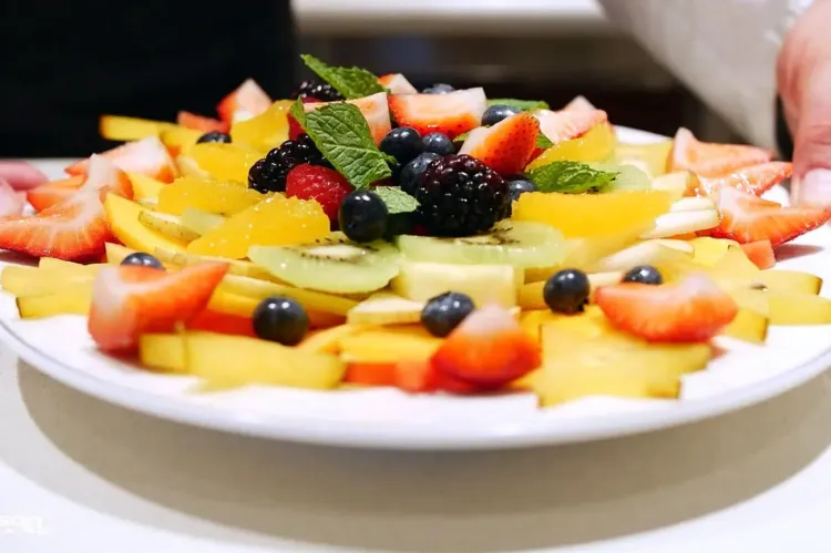 Video: Wow Guests with a Proper Presentation Platter