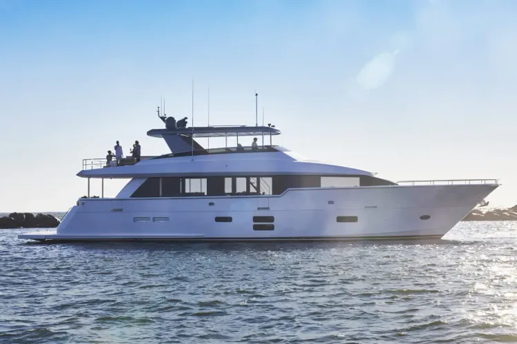 Hatteras M90 Panacera 2017 Test Video by BoatTest.com
