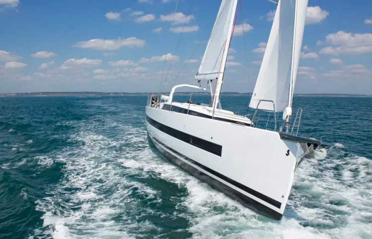 Yacht Walkthrough: Beneteau Oceanis 62 [Sailing Yacht Highlight]