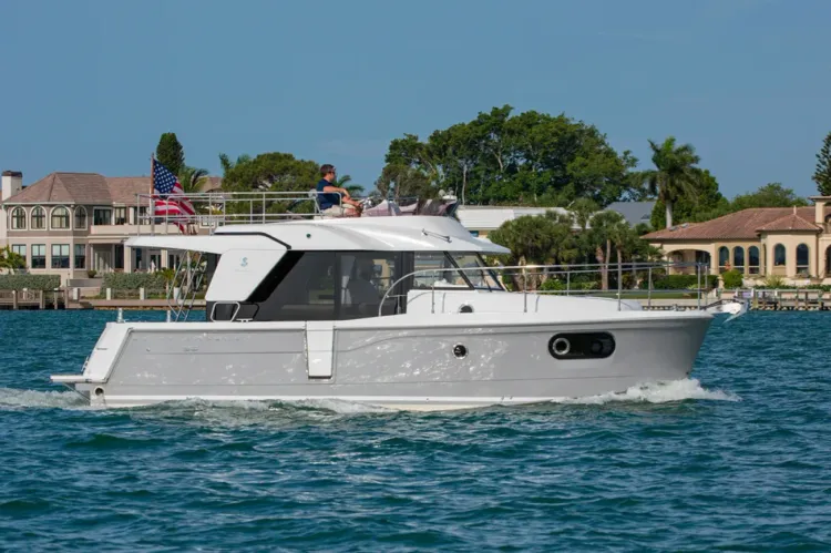 VIDEO: New Beneteau Swift Trawler 30 Walkthrough