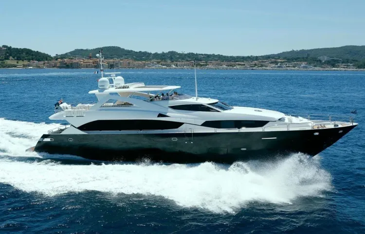 111 Sunseeker Motor Yacht Sold by David Johnson [LUNA ROSSA]