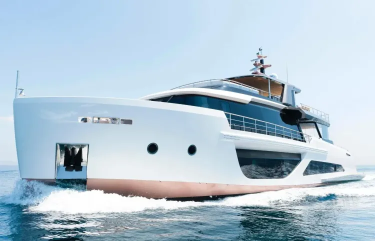 102 Alpha Spritz Motoryacht Walkthrough [Boat Review + Video]