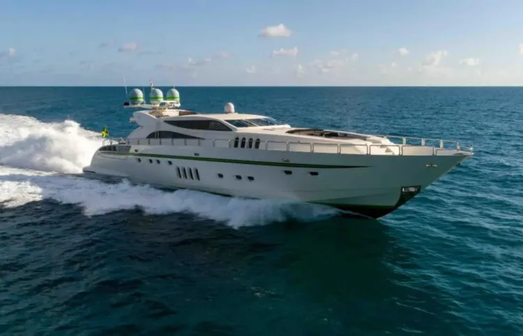 112 Leopard Motoryacht Walkthrough [Boat Review + Video]