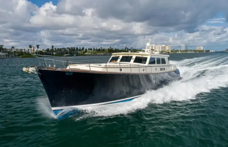 85 Vicem Motoryacht Walkthrough [Boat Review + Video]