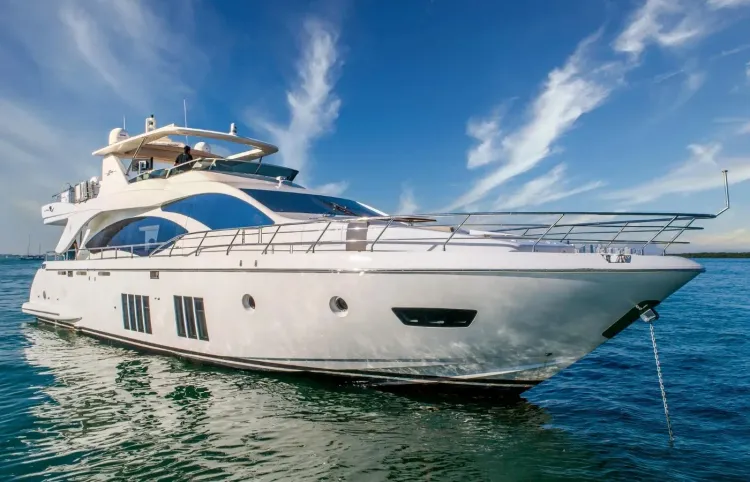 84 Azimut Motoryacht Walkthrough [Boat Review + Video]